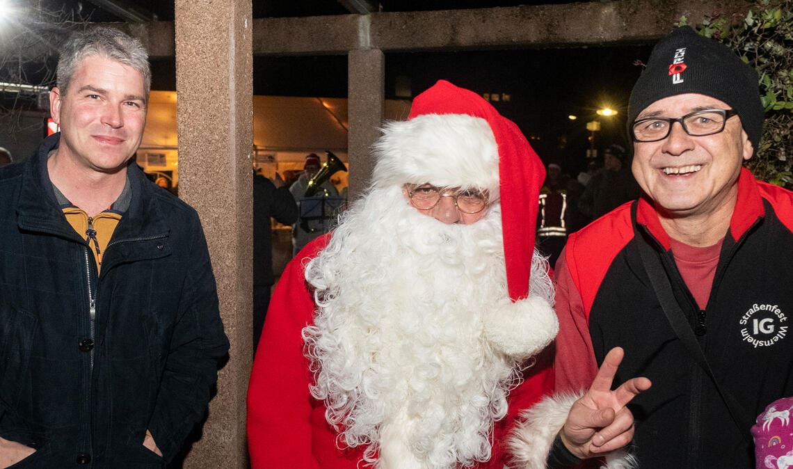 Gefragtes Trio: Bürgermeister Matthias Enz (li.), IG-Sprecher Uwe Bolz (re.) und der Nikolaus eröffnen den Markt. Foto: Fotomoment
