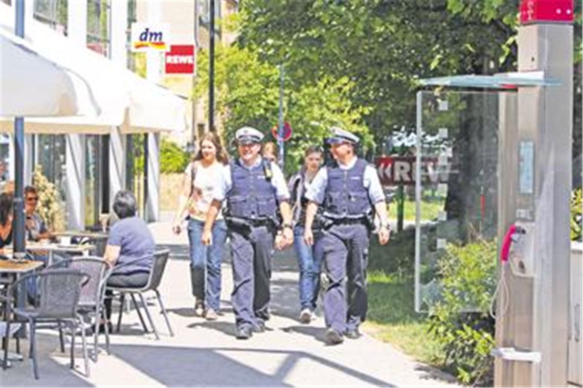 Gefühl der Sicherheit: Nach den beiden spektakulären Überfällen in Mühlacker zeigt die Polizei verstärkt Präsenz in der Innenstadt. Laut Statistik geht es hier allerdings sehr friedlich zu. 
Foto: Disselhoff