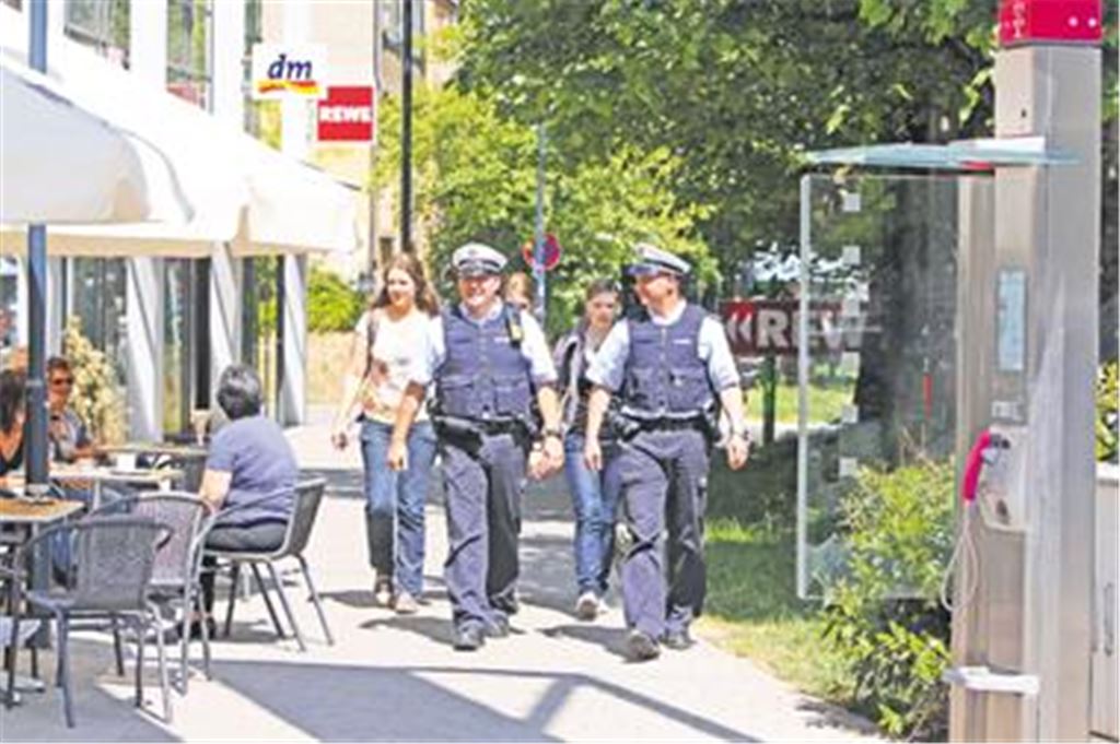 Gefühl der Sicherheit: Nach den beiden spektakulären Überfällen in Mühlacker zeigt die Polizei verstärkt Präsenz in der Innenstadt. Laut Statistik geht es hier allerdings sehr friedlich zu. 
Foto: Disselhoff