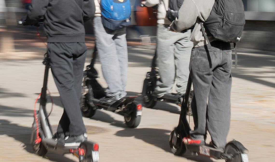 Gefühlt steigt die Zahl der E-Scooter-Fahrer im Mühlacker Stadtgebiet stetig an – und das macht auch Probleme. Foto: Fotomoment