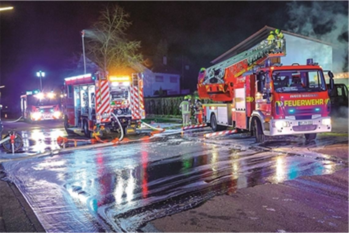 Gegen 0 Uhr hörten Anwohner einen lauten Knall und sahen, dass das Fahrzeug in Flammen stehe.