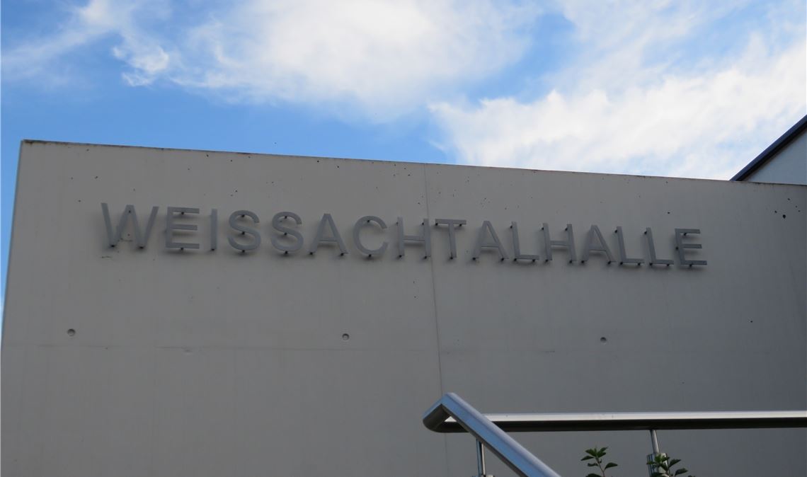 Gegen 19.30 Uhr soll in der Weissachtalhalle in Freudenstein das Ergebnis der Knittlinger Bürgermeisterwahl verkündet werden. Fotos: Becker, privat