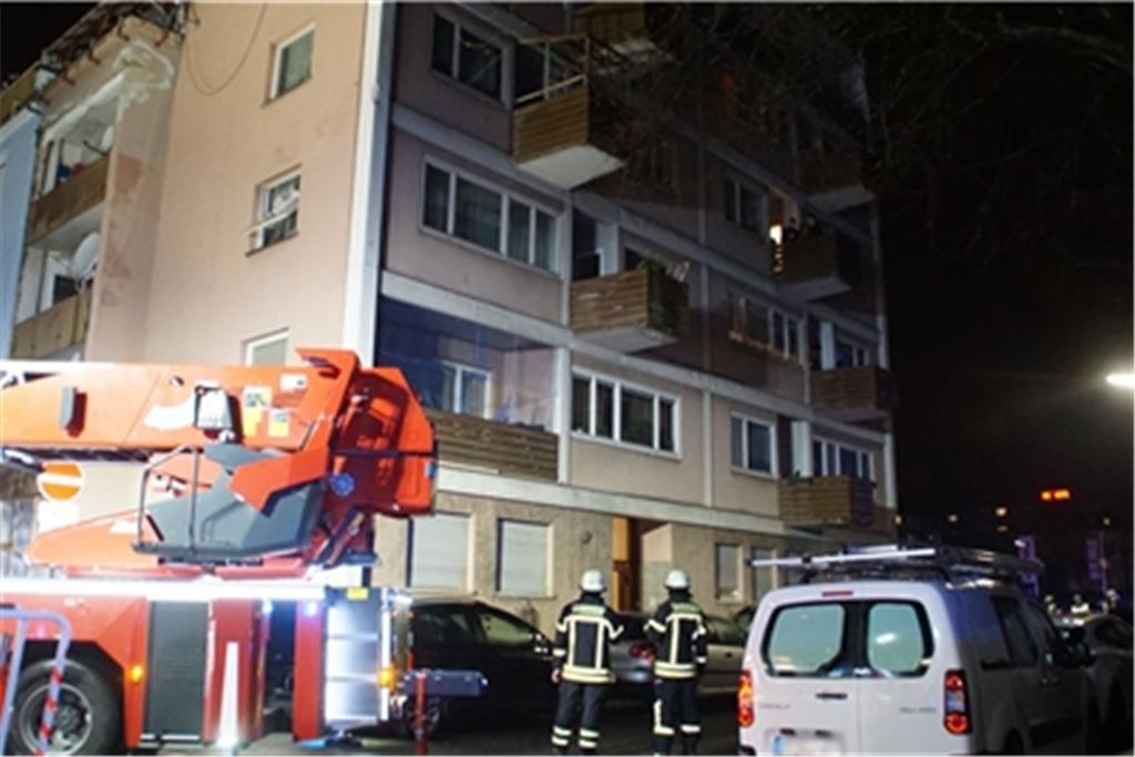 Gegen 22 Uhr ist es am Mittwoch in einem Mehrfamilienhaus in der Gutenbergstraße in der Pforzheimer Nordstadt zu einem Brand einer Wohnung im zweiten Obergeschoss gekommen. Sechs Bewohner wurden schwer verletzt in verschiedene Krankenhäuser eingeliefert. Foto: SDMG