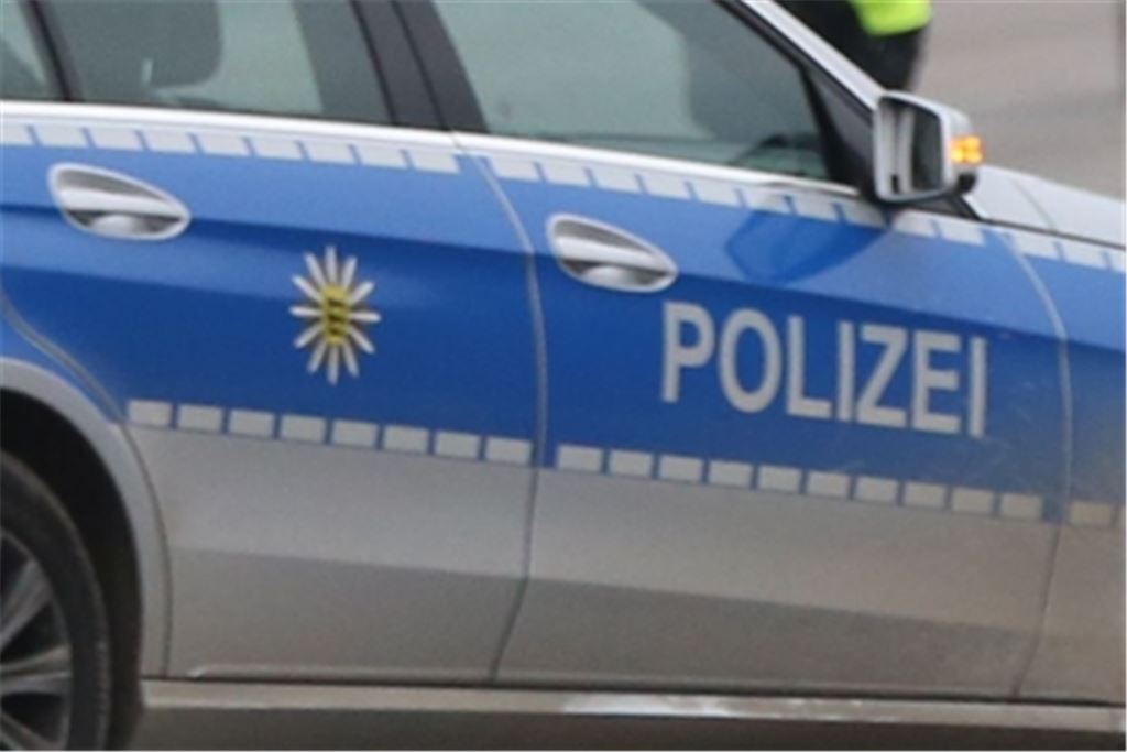 Gegen 6.30 Uhr drangen Spezialkräfte der Polizei am Montagmorgen in eine Wohnung in Bretten ein. Symbolbild: Huber