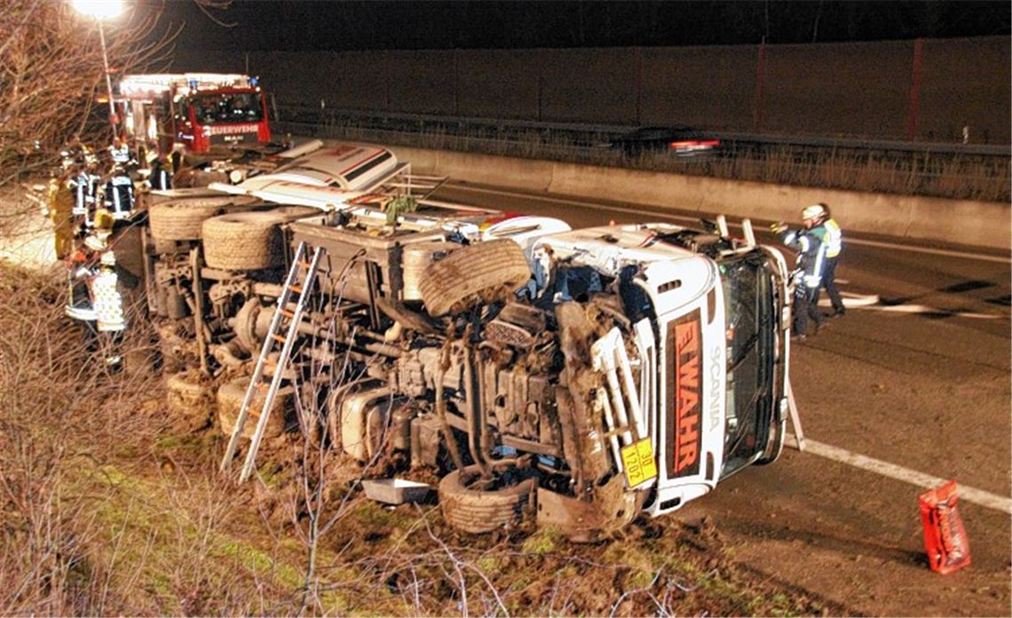 Gegen Böschung gefahren und umgekippt: verunglückter Tanksattelzug. Foto: Fix
