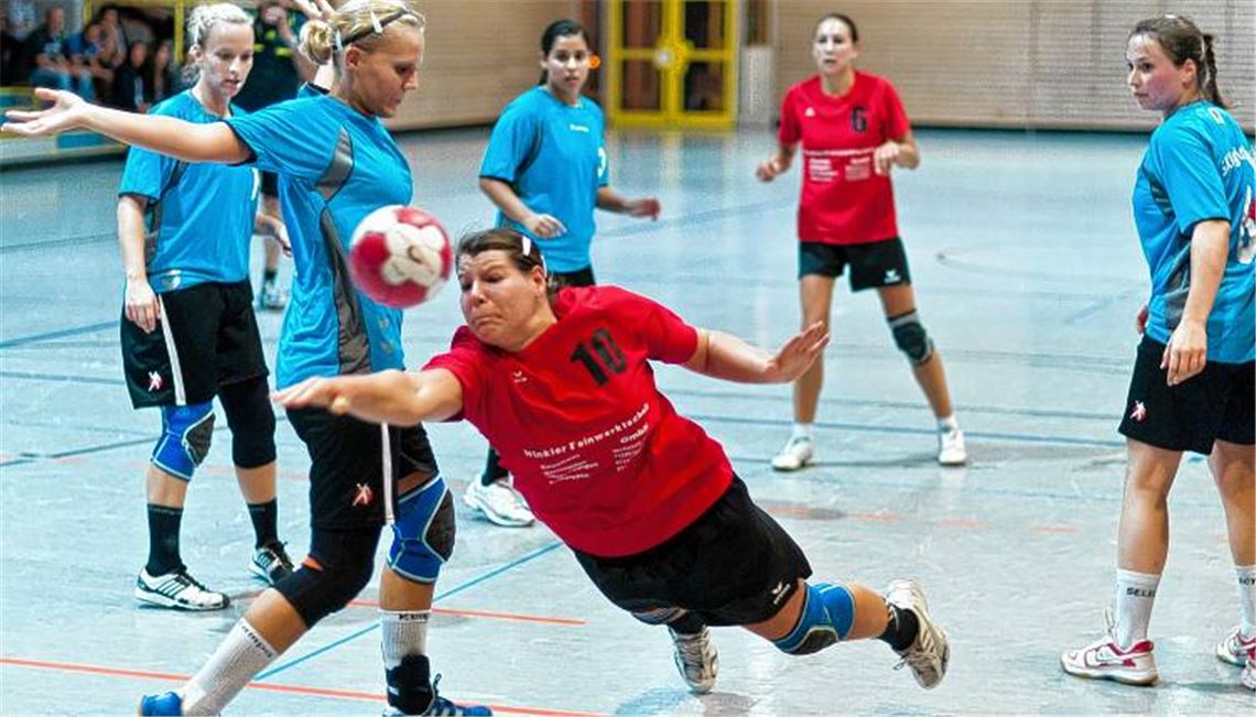 Gegen Ende der Partie geht Eglosheim die Puste aus, die Wiernsheimerinnen (in Rot) kommen vermehrt zum erfolgreichen Torabschluss. Foto: Zschorsch