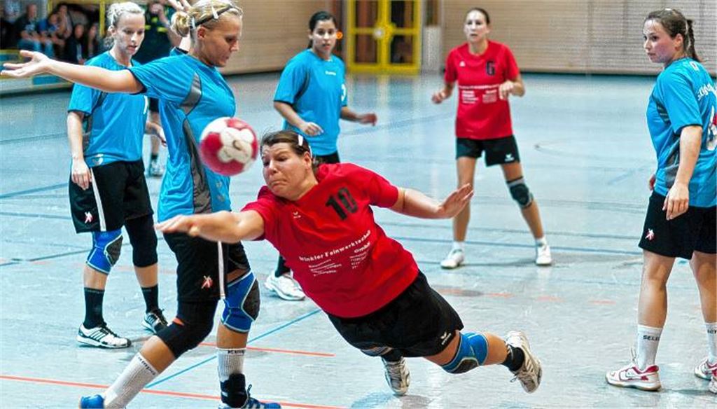 Gegen Ende der Partie geht Eglosheim die Puste aus, die Wiernsheimerinnen (in Rot) kommen vermehrt zum erfolgreichen Torabschluss. Foto: Zschorsch