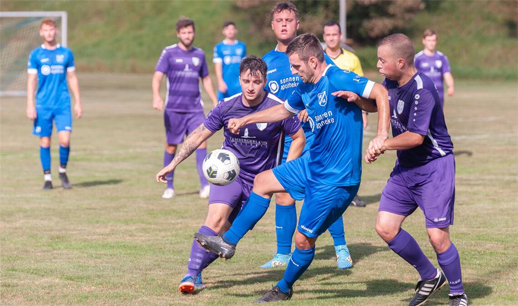 Gegen Kirchheim verliert Roßwag Mühlhausen (lila Trikots) 1:3. Foto: Fotomoment