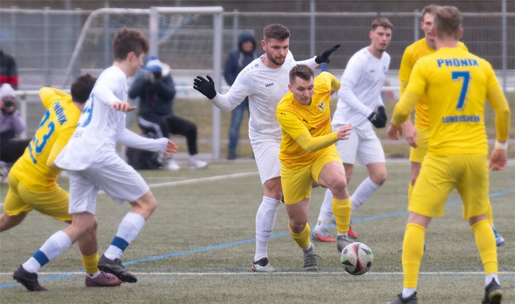 Gegen Merklingen ist kein Durchkommen für den TSV Phönix (in Gelb). Foto: Fotomoment