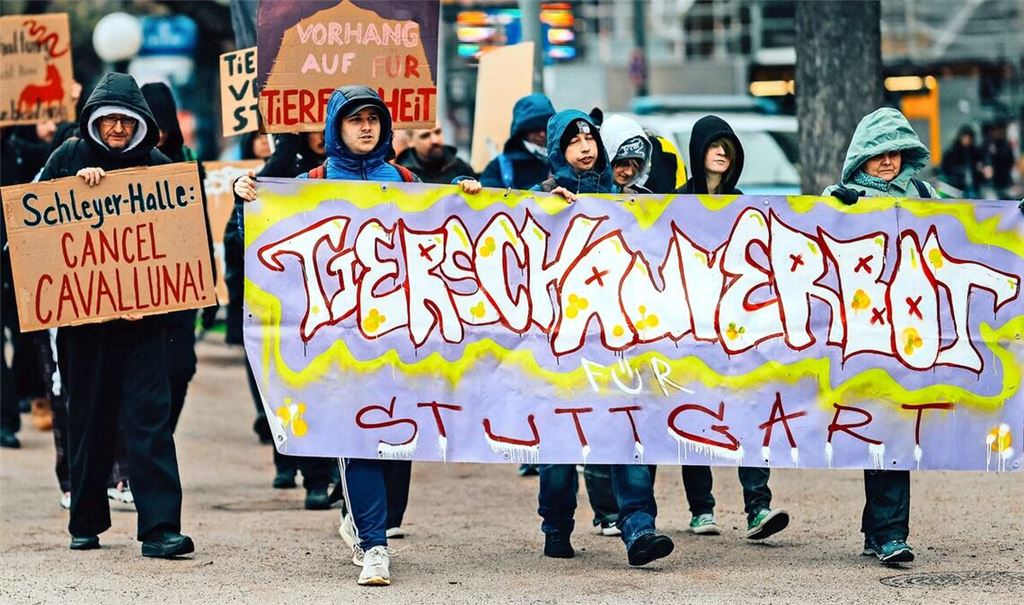 Gegen Veranstaltungen mit Tieren wurde auf dem Schlossplatz demonstriert.