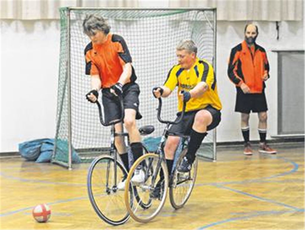 

Gegen das Team vom RV Germania Forst muss Enzberg III mit Philipp Kimmich (gelbes Trikot) eine Niederlage einstecken. Foto: Fotomoment