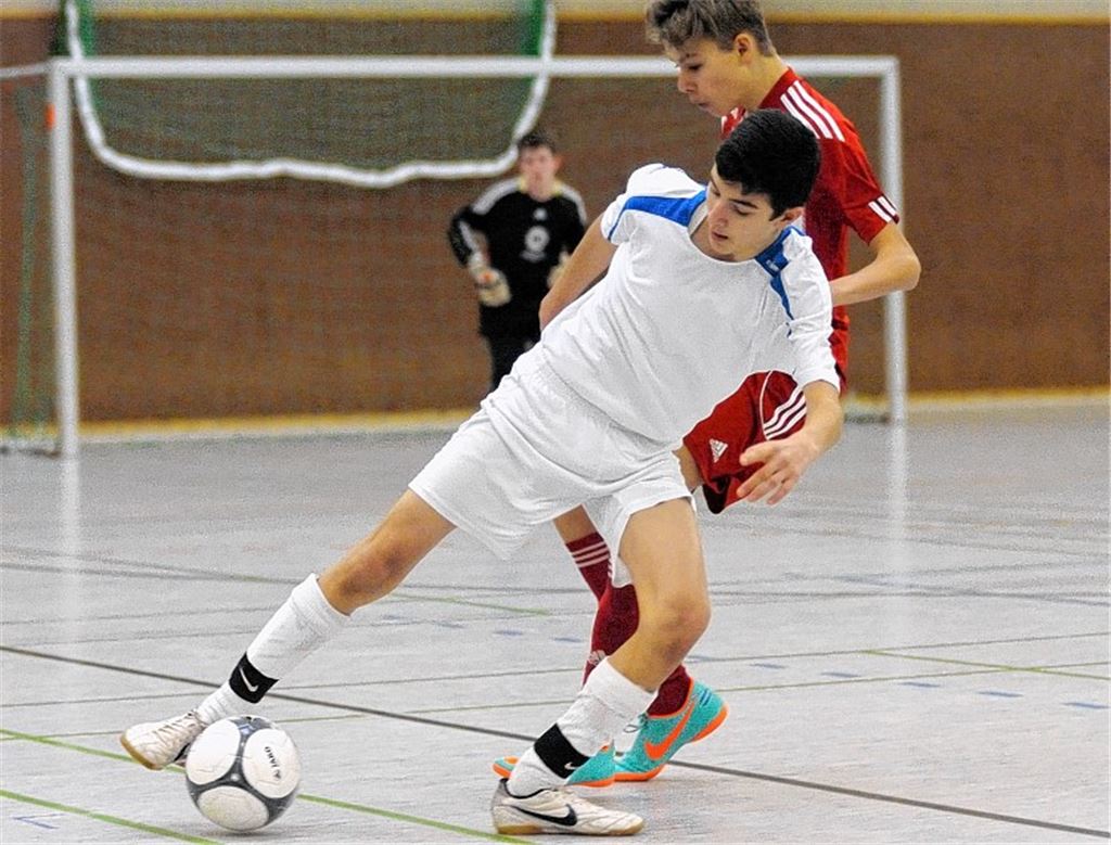Gegen den Favoriten FV Löchgau haben es die Illinger C-Junioren (in Weiß) schwer. Foto: Fotomoment
