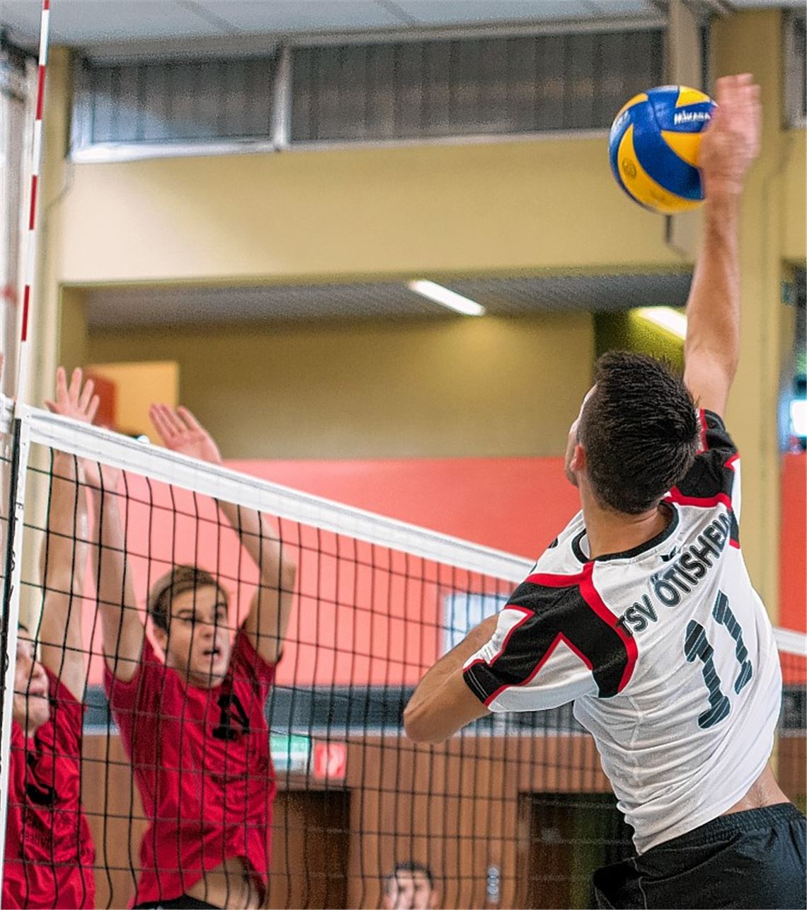 Gegen den TSV Gaildorf (in Rot) setzt sich Ötisheim in vier Sätzen durch. Foto: Zschorsch