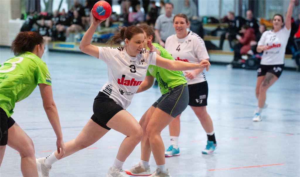 Gegen den TSV Weissach müssen die Wiernsheimer Damen beim Heimturnier eine deutliche 7:13-Niederlage einstecken. Fotos: Fotomoment