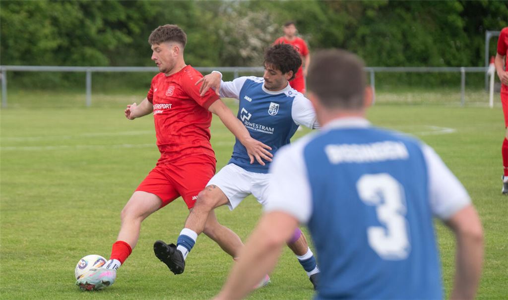 Gegen den Tabellendritten zeigt der TSV (in Rot) eine ordentliche Leistung. Foto: Fotomoment