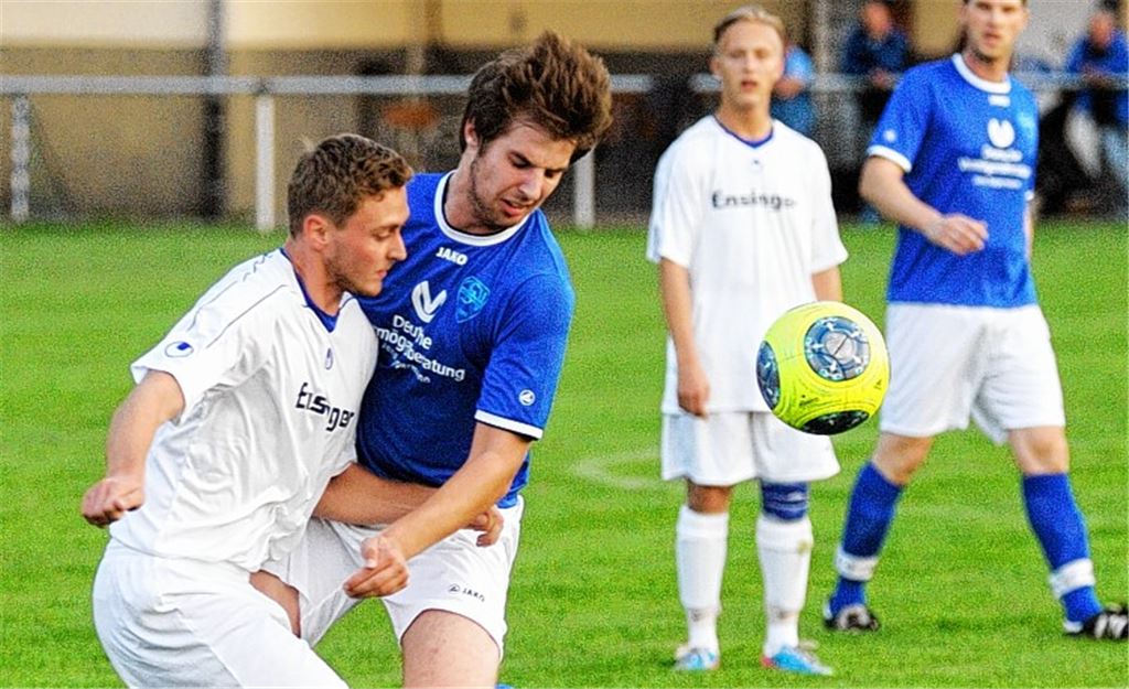 Gegen die Gündelbacher Reserve (weiße Trikots) präsentiert sich der TSV Mühlhausen mit stabiler Defensive. Foto: Fotomoment