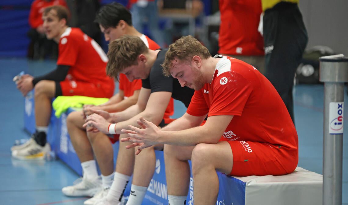 Gegen die HSG Weschnitz liegt der TSV Knittlingen vor heimischem Publikum über weite Strecken zurück. Insofern dürfte das 27:27 nach der ersten Enttäuschung auch für die Spieler des TSV Knittlingen in Ordnung sein. Fotos: Jürgen Müller
