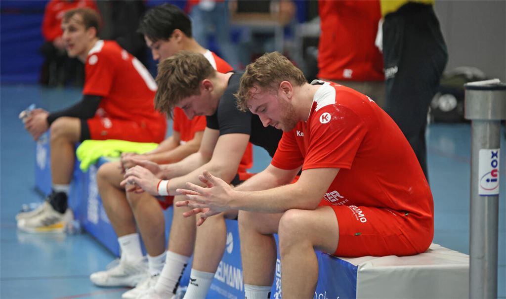 Gegen die HSG Weschnitz liegt der TSV Knittlingen vor heimischem Publikum über weite Strecken zurück. Insofern dürfte das 27:27 nach der ersten Enttäuschung auch für die Spieler des TSV Knittlingen in Ordnung sein. Fotos: Jürgen Müller