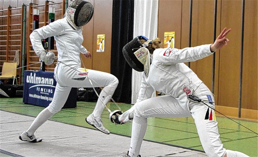 Gegen die Leverkusenerin Julia Ludolf (re.) biegt Karina Mantai einen scheinbar aussichtslosen Rückstand mit viel Einsatz noch zum 15:14-Sieg um.