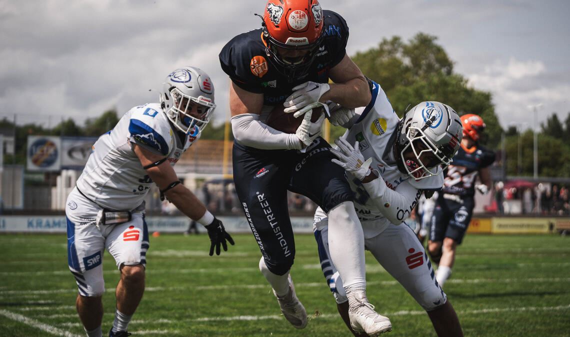 Gegen die Ravensburg Razorbacks kassieren die Wilddogs (in Weiß) eine herbe Niederlage. Foto: Siebert