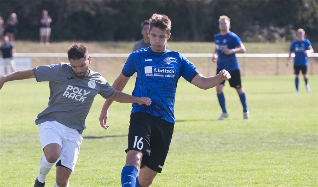 Gegen die Spielvereinigung Conweiler-Schwann reicht es Enzberg (blaue Trikots) wieder nur zu einem 1:1. Noch eine Partie, dann kann die Viktoria durchschnaufen. Foto: Archiv