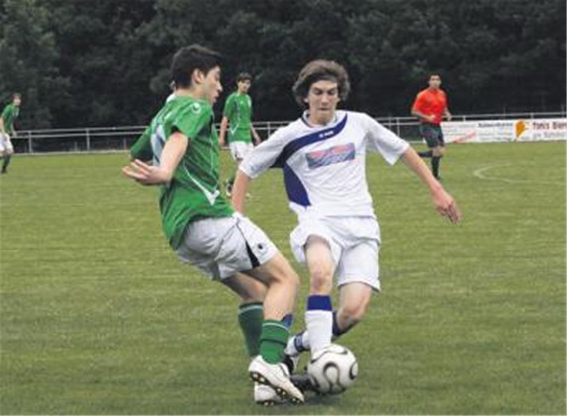 Gegen die technisch besseren und in den Zweikämpfen robusteren Ditzinger (in Grün) fehlt den Illinger Junioren nur ein wenig Glück.
Foto: Eigner