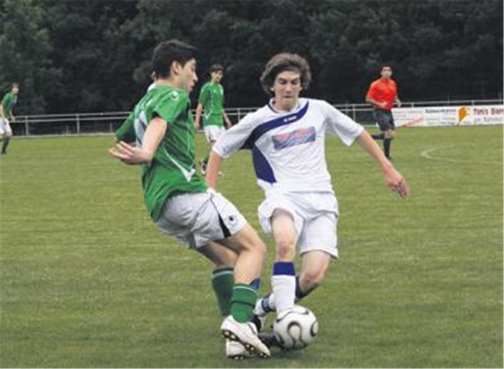 Gegen die technisch besseren und in den Zweikämpfen robusteren Ditzinger (in Grün) fehlt den Illinger Junioren nur ein wenig Glück.
Foto: Eigner