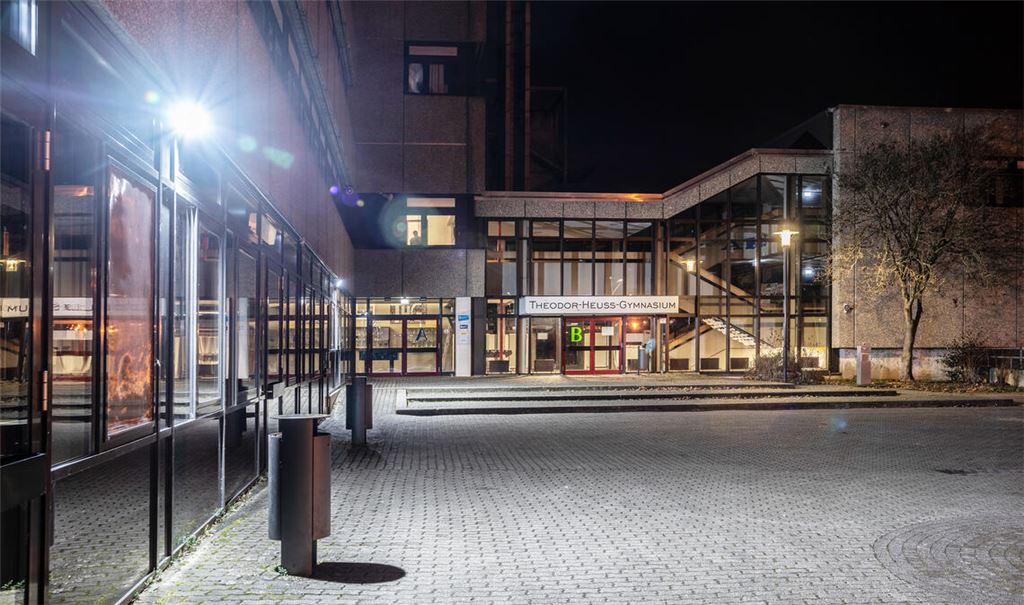 Gegen sinnlose Zerstörungswut: Dunkle Ecken im Außenbereich sind am Theodor-Heuss-Gymnasium nachts ausgeleuchtet, die Fassade wird hell angestrahlt. Foto: Fotomoment