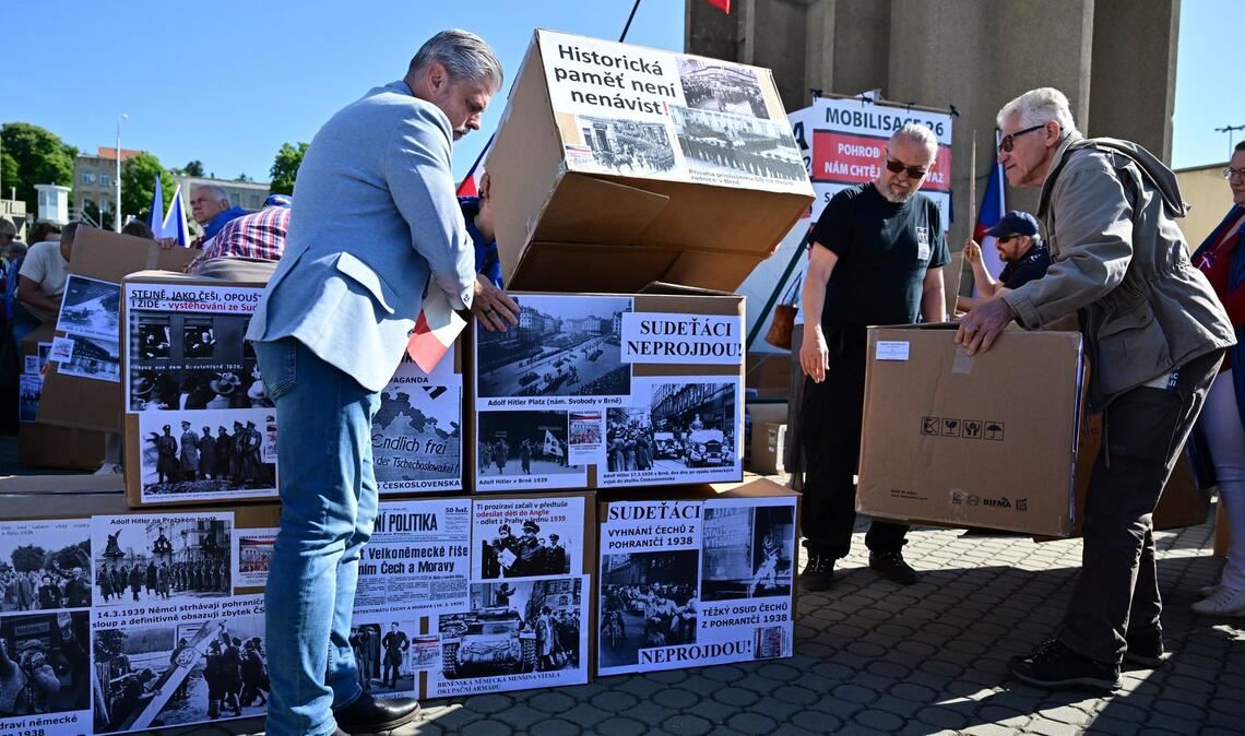 Gegendemonstranten bauen am Messegelände in Brünn (Brno) eine symbolische Barrikade.