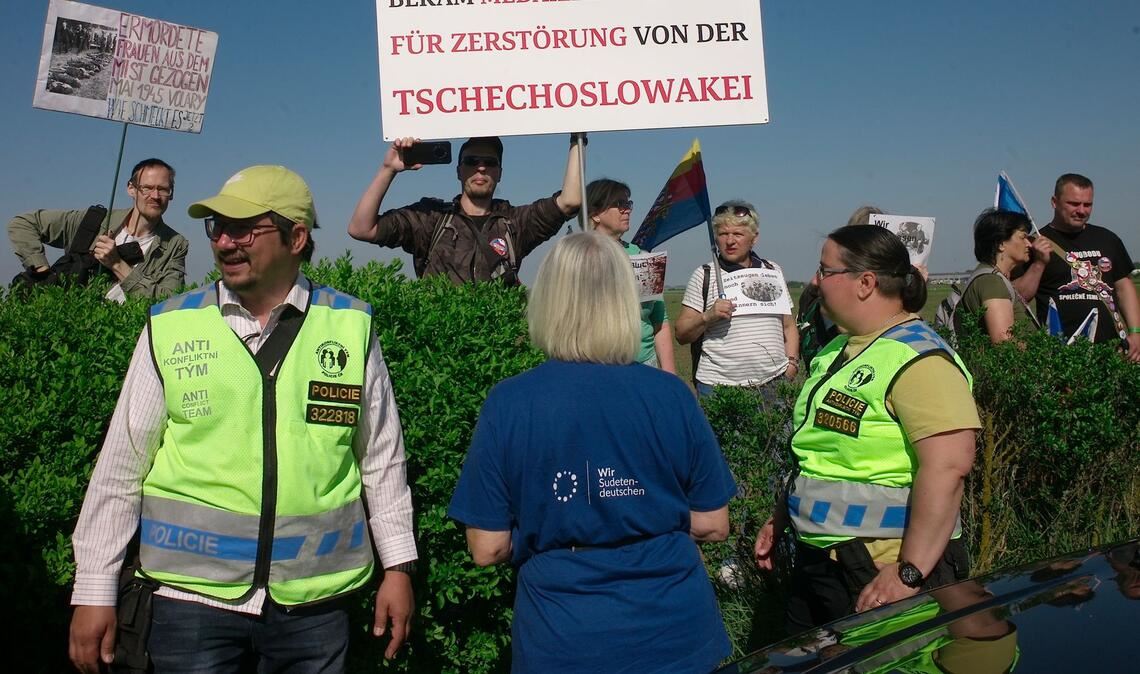 Gegendemonstranten protestieren gegen den Versöhnungsmarsch. Die Polizei war mit einem Anti-Konflikt-Team im Einsatz.