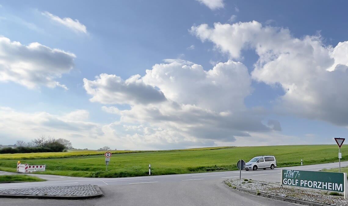 Neuer Solarpark Vogelherd rückt näher Gegenüber dem Golfplatz, westlich der Bundesstraße 29, soll eine Photovoltaikanlage gebaut werden. Foto: Helbig