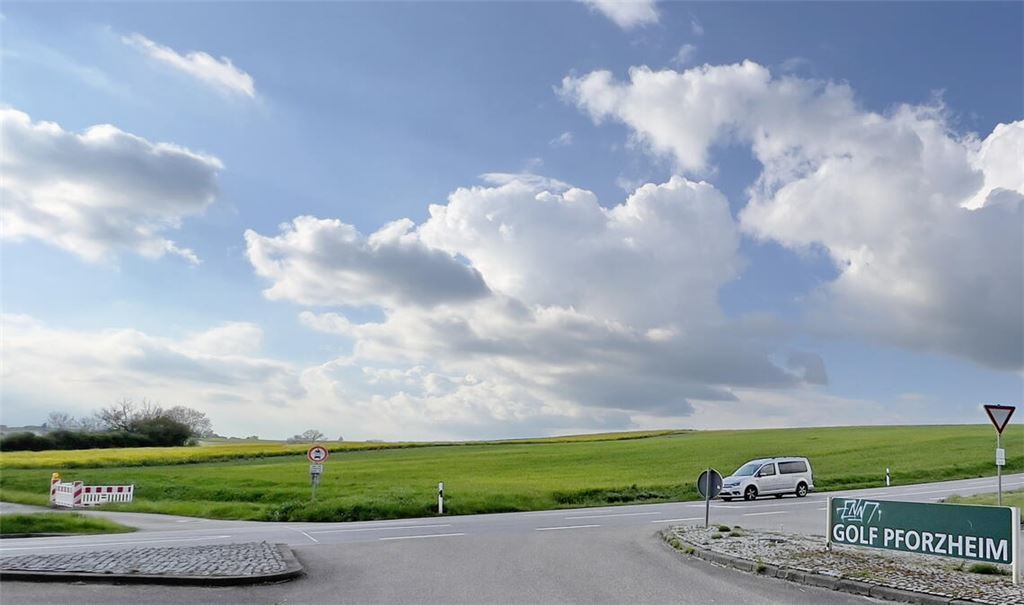 Gegenüber dem Golfplatz, westlich der Bundesstraße 29, soll eine Photovoltaikanlage gebaut werden. Foto: Helbig