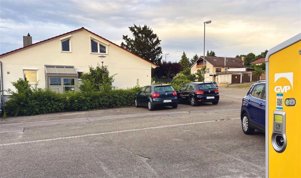 Gegenüber der GVP-Ladesäule könnten in Zukunft E-Autos zum Mieten stehen. Foto: Schüller