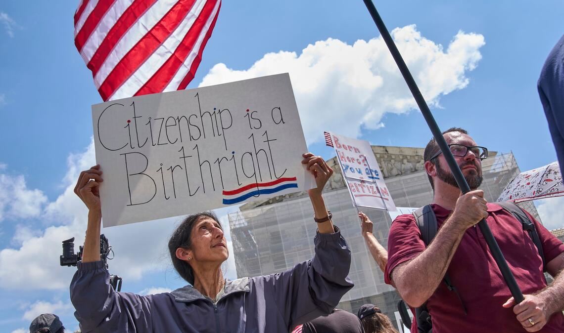 Gegner einer Änderung des US-Geburtsrechts demonstrieren. (Archivbild)