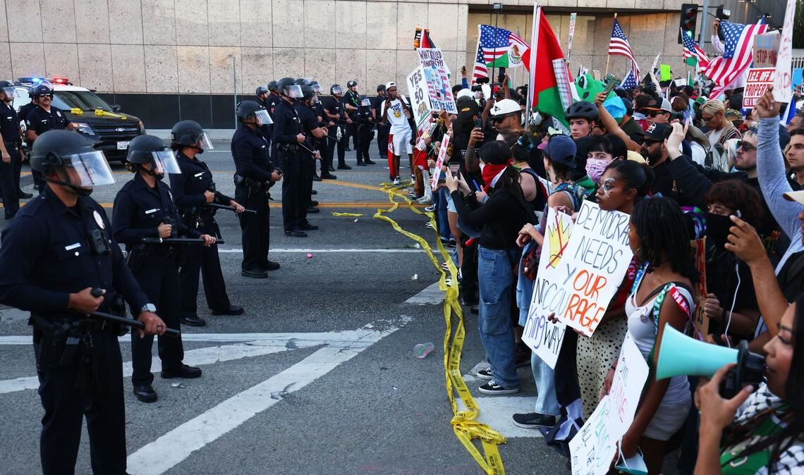 Nach Massenprotesten: Republikaner greifen "No Kings" an Gegner werfen Trump und seinem Umfeld vor, Dissens pauschal zu delegitimieren und schrittweise einschränken zu wollen.