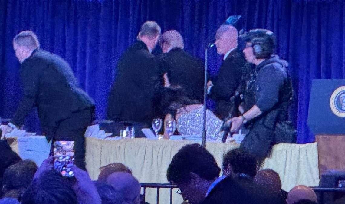 Geheimdienstmitarbeiter bringen US-Präsident Trump nach den Geräuschen von Schüssen während des White House Correspondents Dinner von der Bühne.