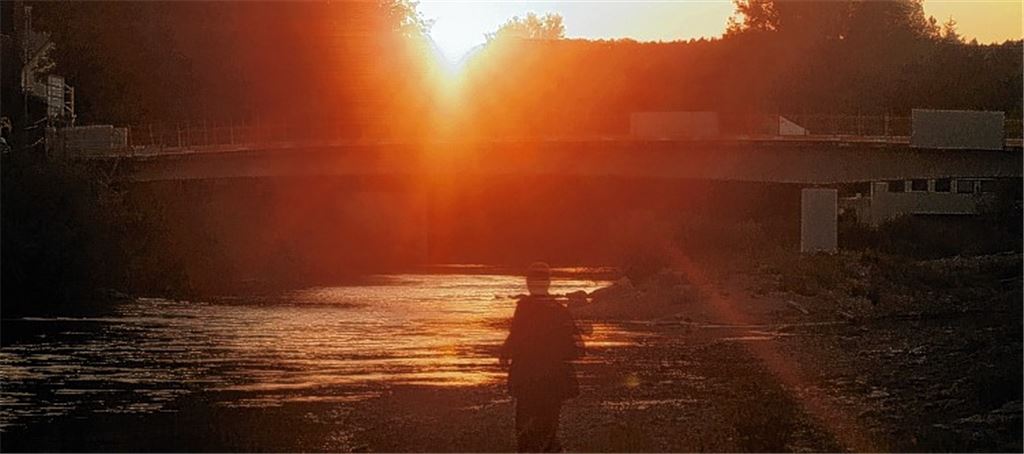 Geheimnisvoll: Ein freier Journalist wird Zeuge merkwürdiger Vorgänge an der Enz. Aus diesem Szenario entwickelt Carmen Mayer ihren Kurzkrimi „Katzengold“.