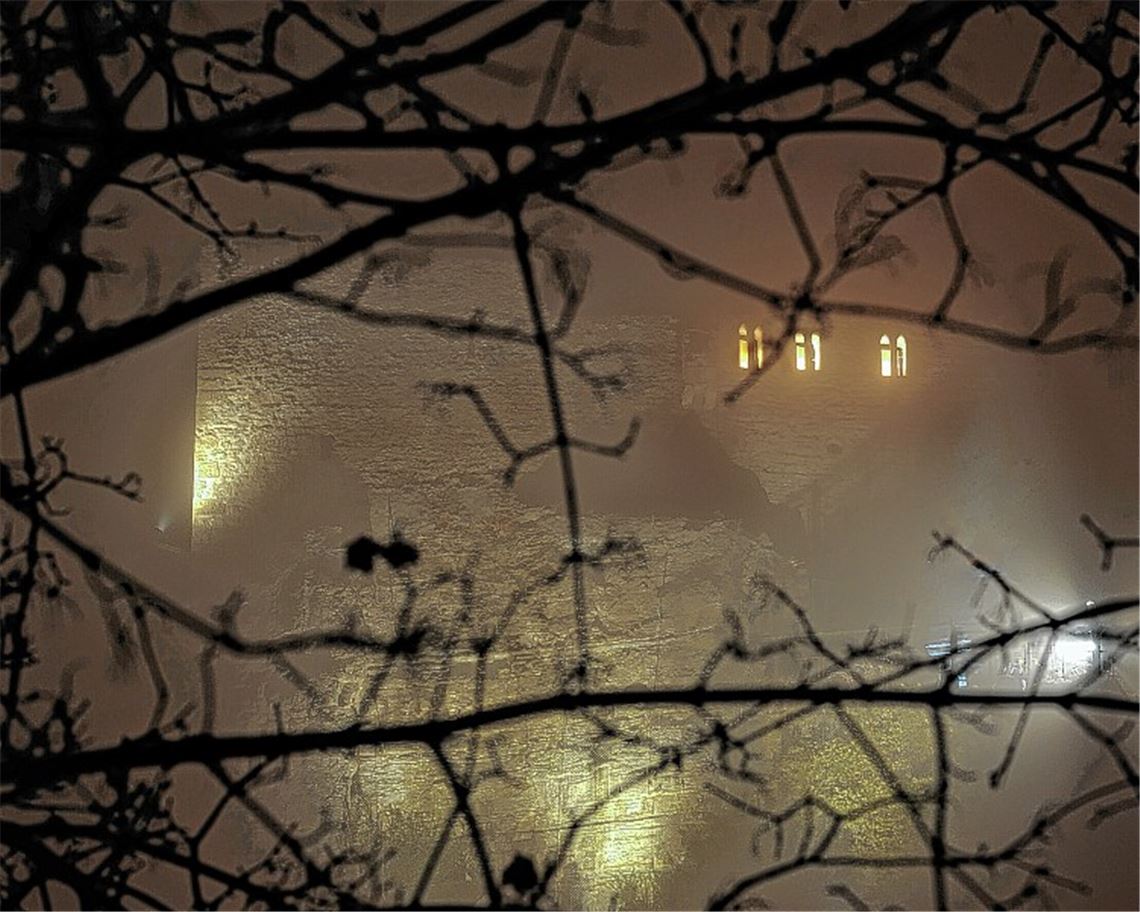 Geheimnisvoll-feierliche Stimmung: Bis zum 6. Januar 2013 werden die drei Adventsfenster auf der Burg Löffelstelz abends leuchten. 