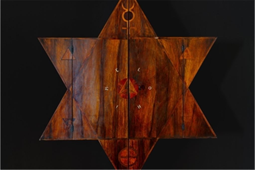 Geheimnisvolles Zeugnis der Geschichte: Wer den sternförmigen und mit Symbolen versehenen Schrank einst in Auftrag gab, muss alchemische Kenntnisse gehabt haben. Foto: Faust-Museum/Hans Hooss