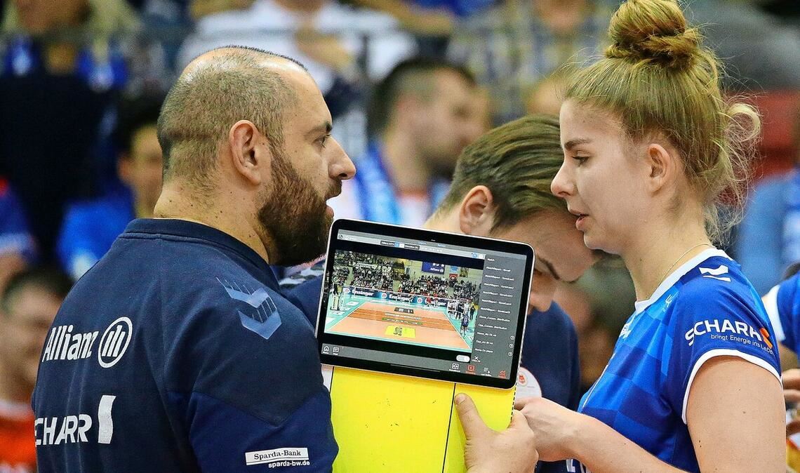 Gehen in die Analyse: Allianz-Trainer Konstantin Bitter und seine Spielerin Pia Kästner
