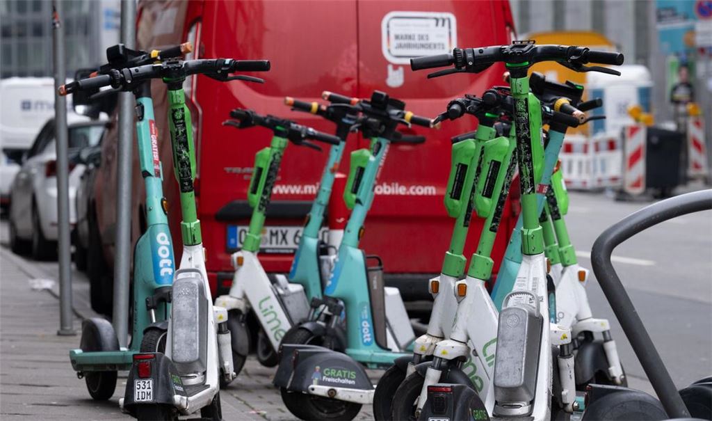 Gehören seit einigen Jahren fest zum Stadtbild deutscher Großstädte dazu: E-Scooter.