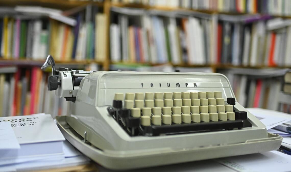 Gehörte fest zu seinem Büro: Gomringers Schreibmaschine. (Archivbild)