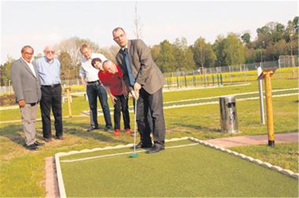 Geht der Ball rein? OB Frank Schneider (re.) macht den ersten Schlag auf der Erlebnisgolfanlage. Gespannte Beobachter (v. li.): Stadtrat Rolf Leo, Architekt Hans-Jörg Buck, Gottfried Kautter vom Grundstücks- und Gebäudemanagement sowie Ulrike und Manfred Fuchs.
Foto: Appich