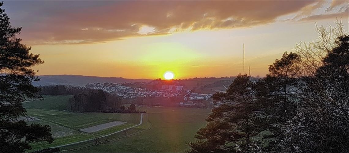 Geht für den großen Sendermast – im Hintergrund rechts – die Sonne unter oder wird sie für ihn weiter strahlen?Foto: Ulrich Gayer