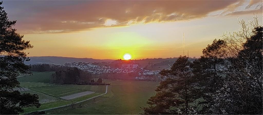 Geht für den großen Sendermast – im Hintergrund rechts – die Sonne unter oder wird sie für ihn weiter strahlen?Foto: Ulrich Gayer