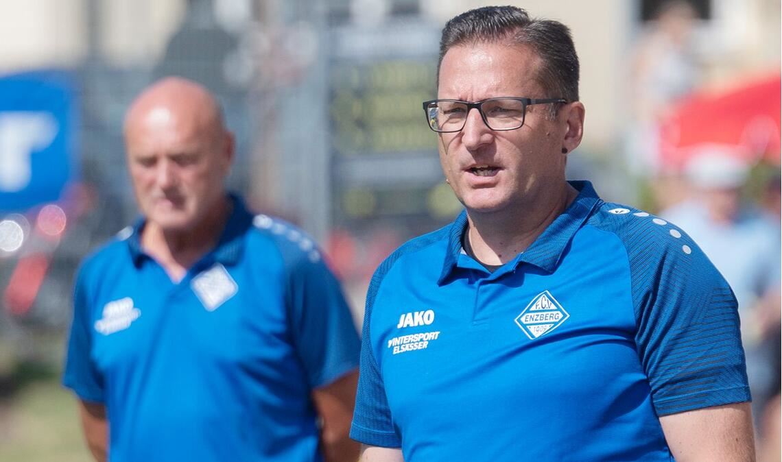 Geht mit seinem Team nach dem Kreisliga-Abstieg im vergangenen Jahr als Spitzenreiter der Kreisklasse A1 in das weitere Programm nach der Winterpause: Viktoria-Trainer Simon Roller (re.), einst Torjäger beim TSV Phönix Lomersheim. Foto: Archiv