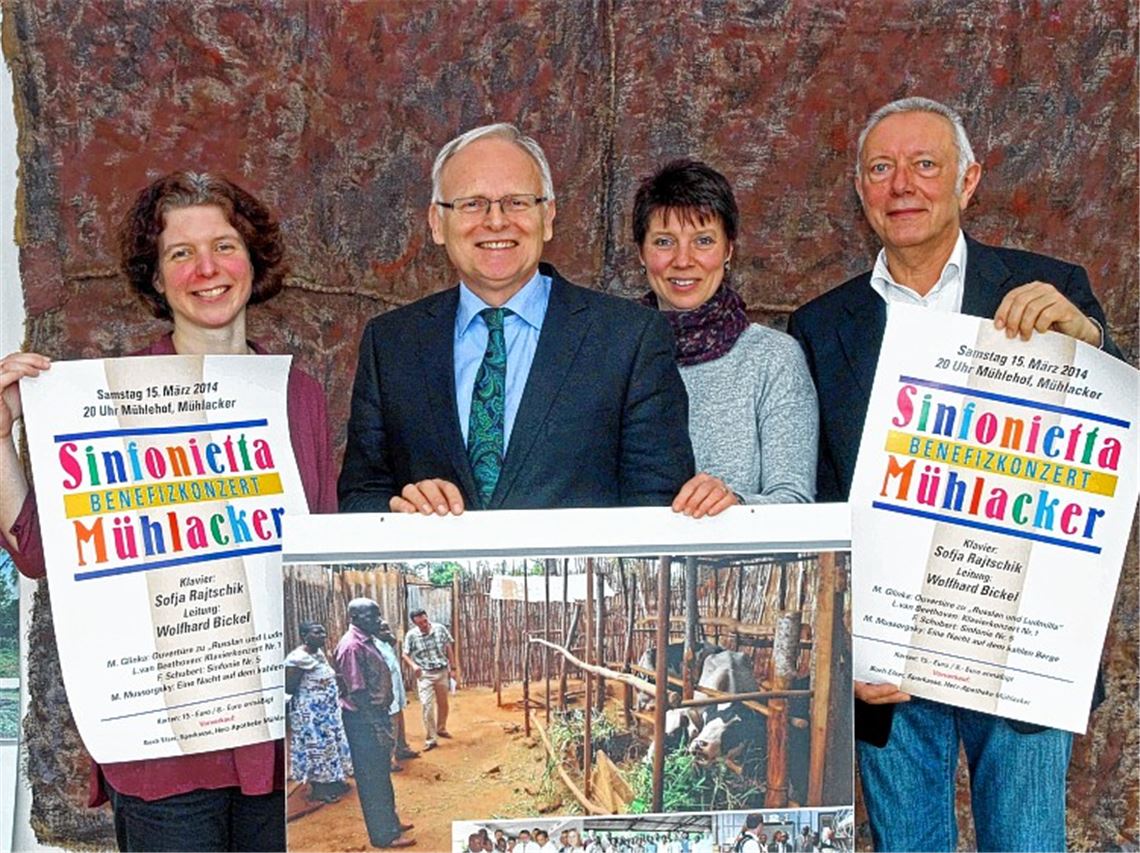 „Geige“ Katrin Thumser-Dauth (li.) und Dirigent Wolfhard Bickel (re.) von der Sinfonietta Mühlacker verschaffen einem Spenden-Projekt für eine Schule im Masasi-Distrikt/Tansania mit einem besonderen Benefiz-Konzert Gehör. Karl Röckinger, Schirmherr des Konzertes (Mitte li.), und Partnerschaftskoordinatorin Angela Gewiese (Mitte re.) freuen sich über das Engagement für den Enzkreis-Partner-Distrikt.
