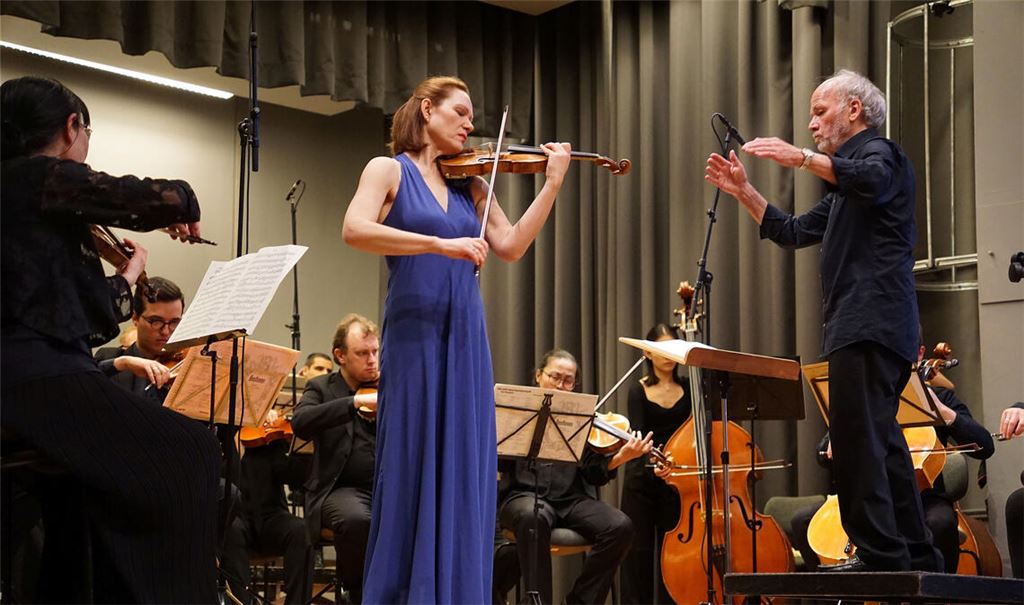 Geigerin Ursula Schoch und Dirigent Peter Wallinger sind ein eingespieltes Team. Foto: Bastian