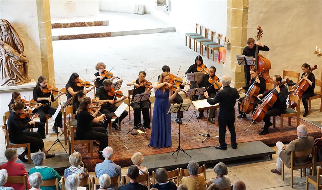 Geigerin Ursula Schoch und die Süddeutsche Kammersinfonie Bietigheim beim Konzert in der Frauenkirche. Foto: Bastian