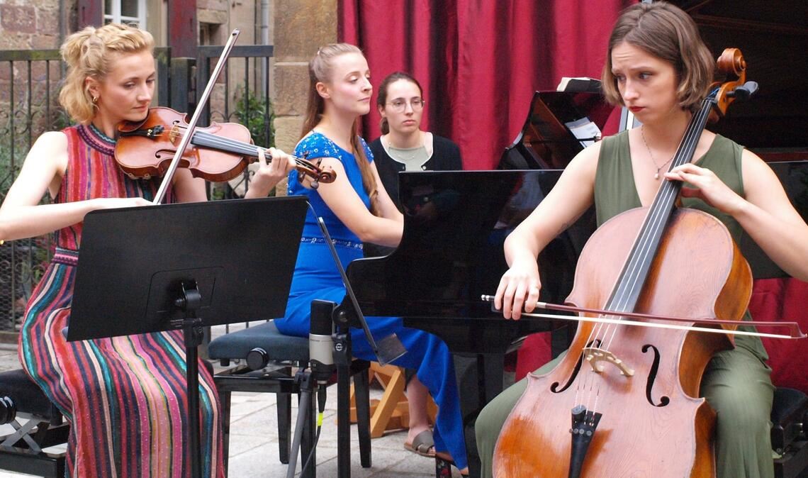 Geigerin Xenia Geugelin, Pianistin Marina Müllerperth und Cellistin Oliwia Meiser interpretieren ein Meisterwerk der Kammermusikliteratur. Fotos: Filitz